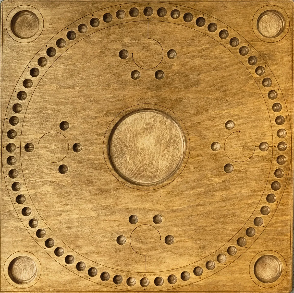 Leeres TAC-Spielbrett aus Holz mit nummerierten Markierungen für Vorfeld, Startfeld, Spielkreis, Haus und Kartenablage